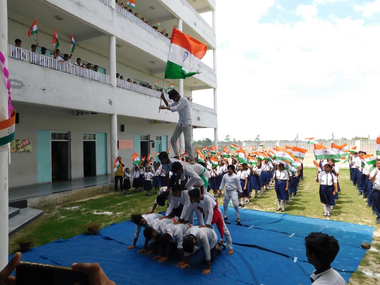 शाहजहाँपुर स्थित सेठ एम.आर.जयपुरिया स्कूल में आजादी के अमृत महोत्सव के उपलक्ष्य में एक रंगारंग कार्यक्रम